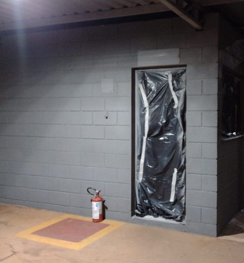 pintura-de-parede-com-isolamento-de-porta