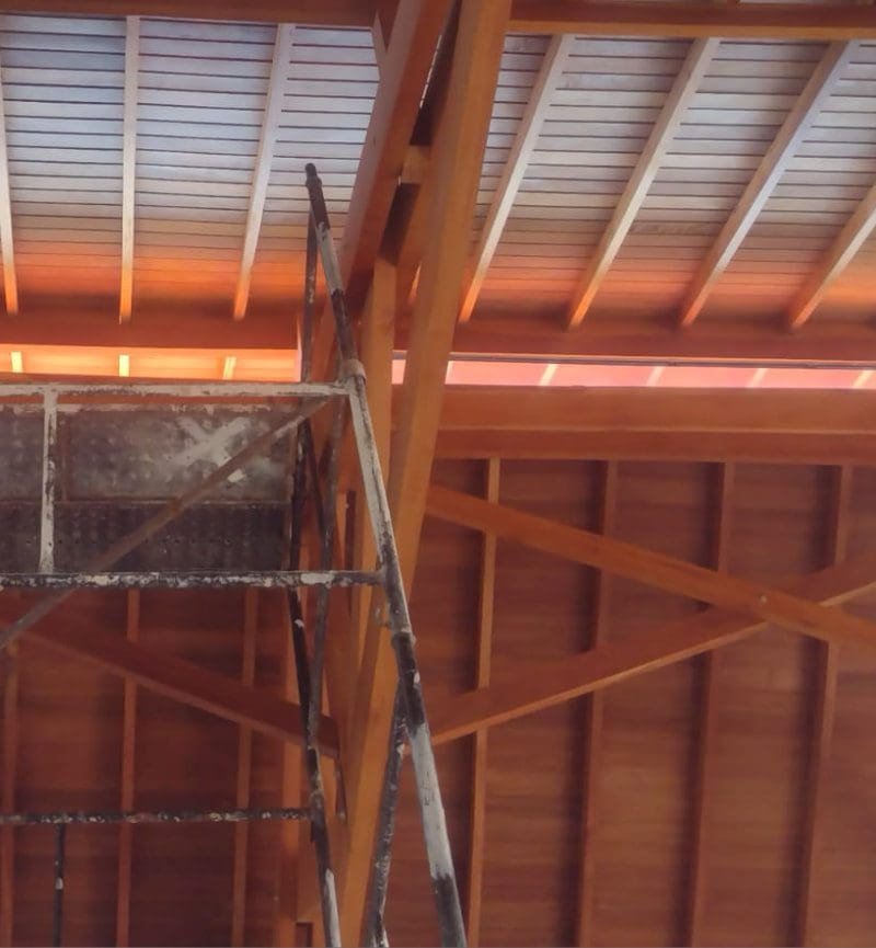 verniz-de-telhado-com-andaime